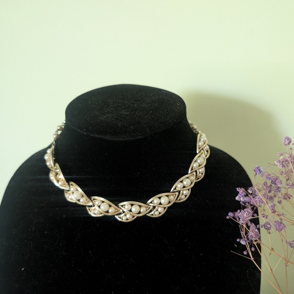 Elegant Pearl and Gold Women's Necklace - Picture 3 of 9